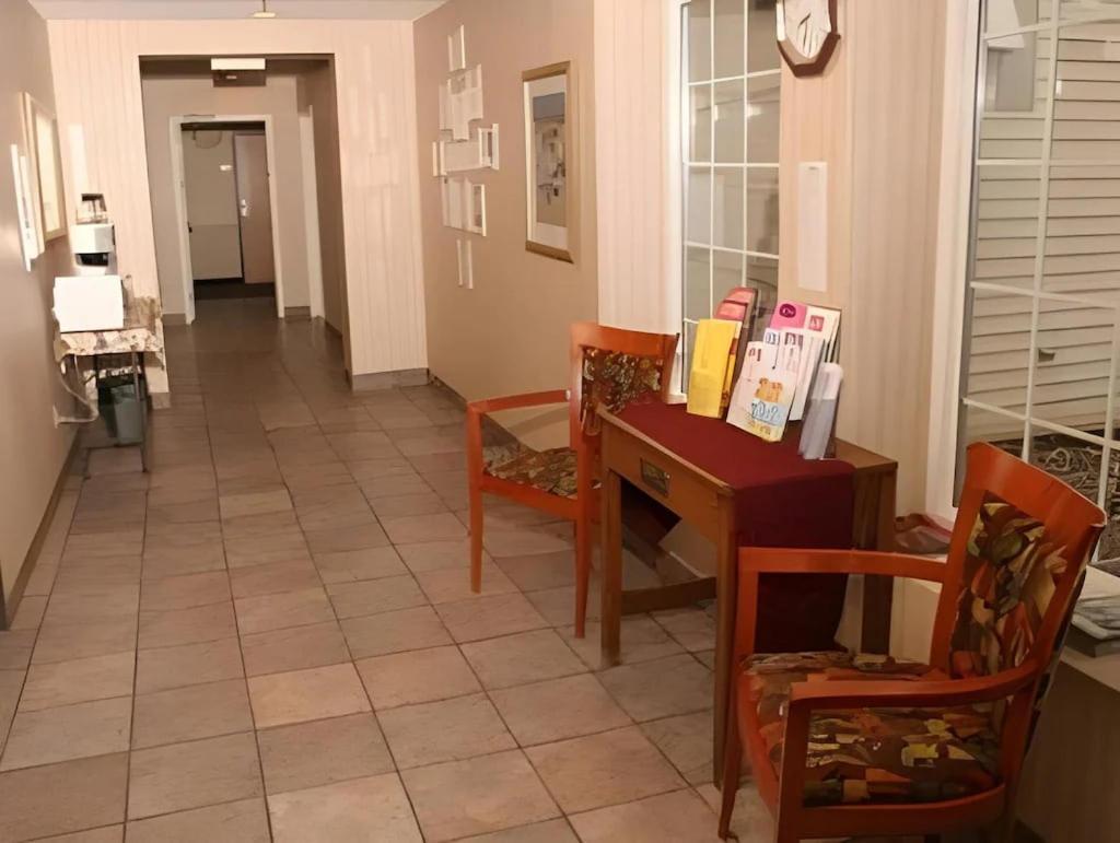 Villa Inn Motel Near Hwy 12 Wi Capital O Fort Atkinson Extérieur photo