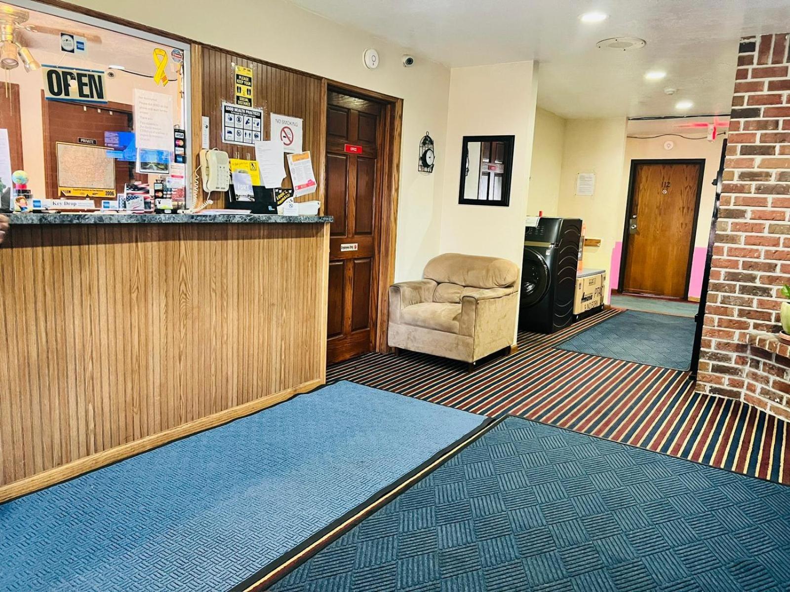 Villa Inn Motel Near Hwy 12 Wi Capital O Fort Atkinson Extérieur photo