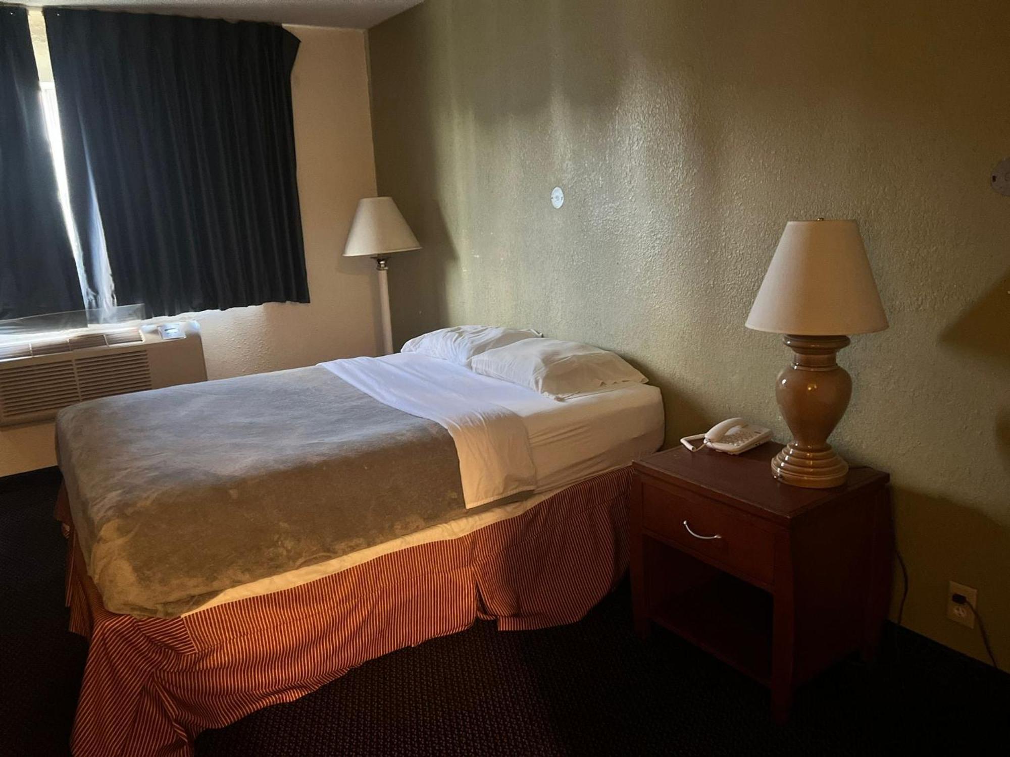 Villa Inn Motel Near Hwy 12 Wi Capital O Fort Atkinson Extérieur photo